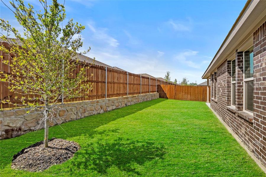 Exterior details and patio area of a home in Meadowbrook Estates, Cleburne (Image 3).