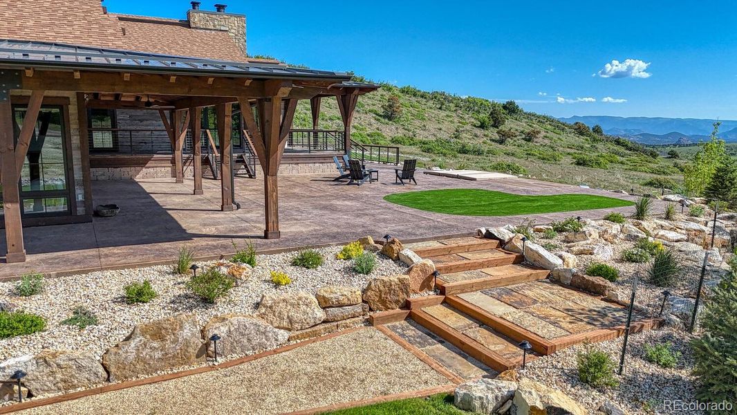 1768 Running Bear Lane offers an extraordinary blend of refined mountain architecture and true Western lifestyle. 1768 Running Bear Lane offers an extraordinary blend of refined mountain architecture and true Western lifestyle.
