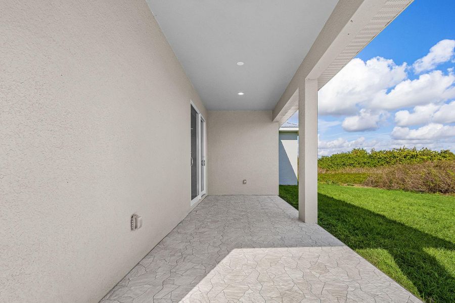 Exterior details and patio area of a home in , Labelle (Image 3).