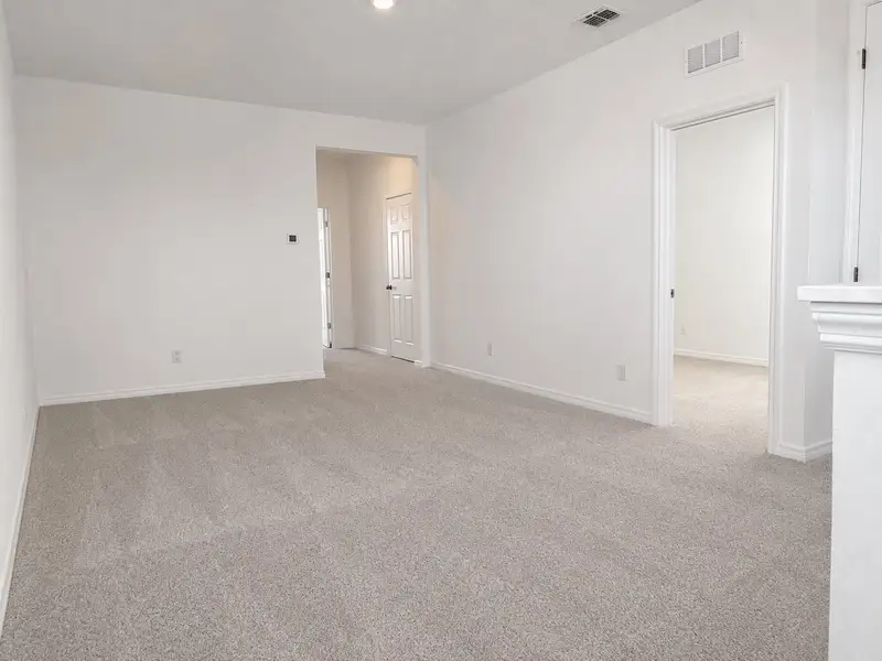Spacious, unfurnished interior of a new home in Cypress Bluff, Groveland (Image 6).