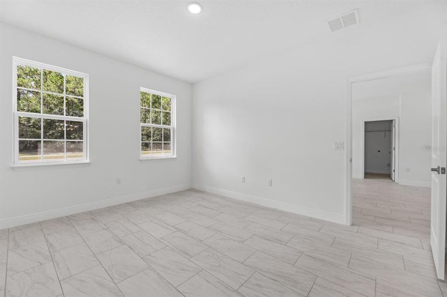 Spacious, unfurnished interior of a new home in , Citrus Springs (Image 44).