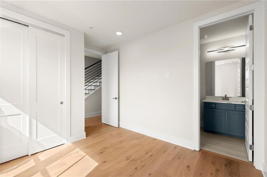 Spacious, unfurnished interior of a new home in , Alpharetta (Image 50).