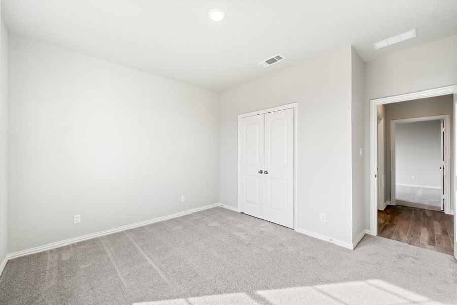 Spacious, unfurnished interior of a new home in Waterford Park, Weatherford (Image 27).