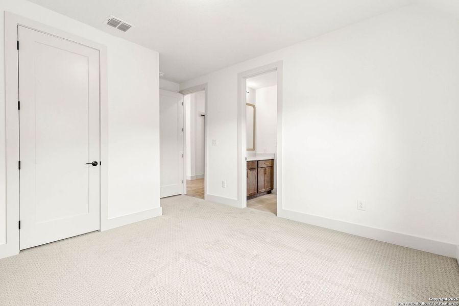 Spacious, unfurnished interior of a new home in Ventana - 70', Bulverde (Image 30).