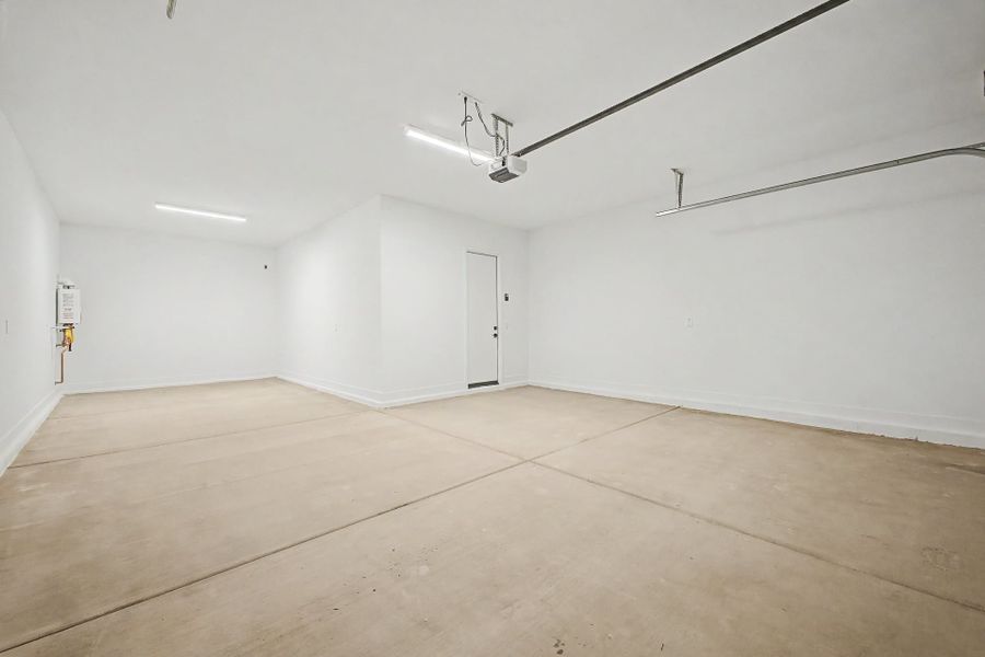 Spacious, unfurnished interior of a new home in Frontera, Surprise (Image 15).