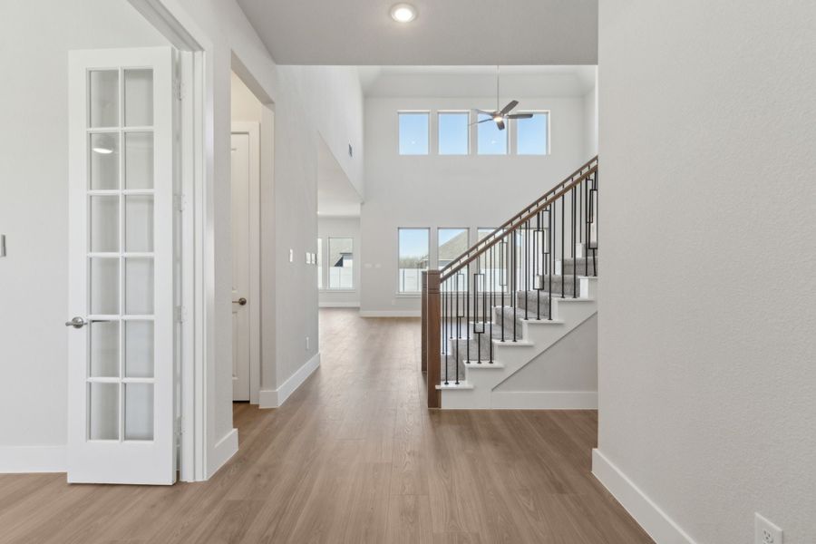 Spacious, unfurnished interior of a new home in Painted Tree Lakeside, McKinney (Image 20).