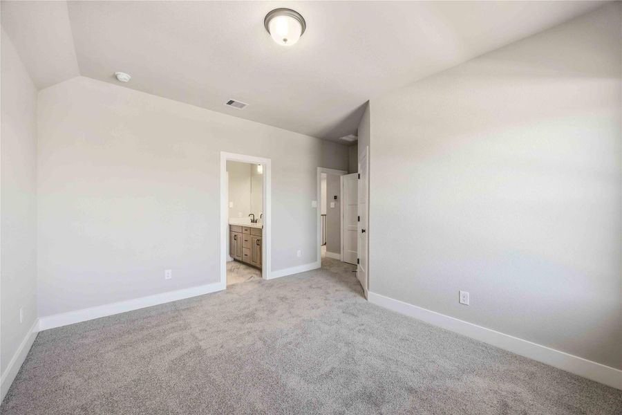 Spacious, unfurnished interior of a new home in Valencia, Manvel (Image 26).