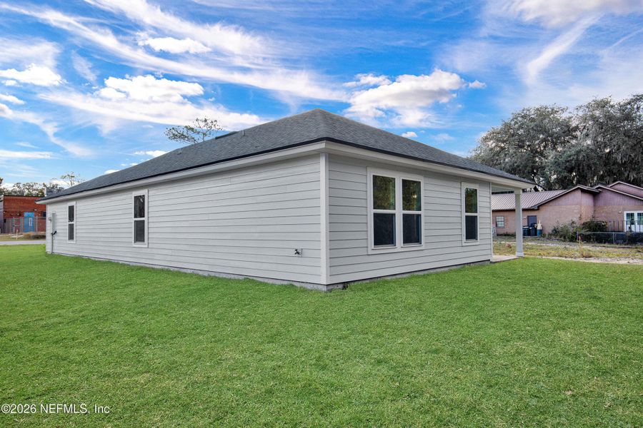 Exterior details and patio area of a home in , Palatka (Image 29).