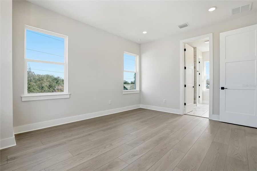 Spacious, unfurnished interior of a new home in , St. Petersburg (Image 26).