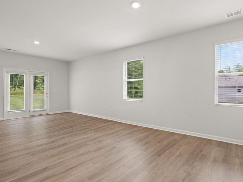 Spacious, unfurnished interior of a new home in Oakleigh Glen, Dallas (Image 17).