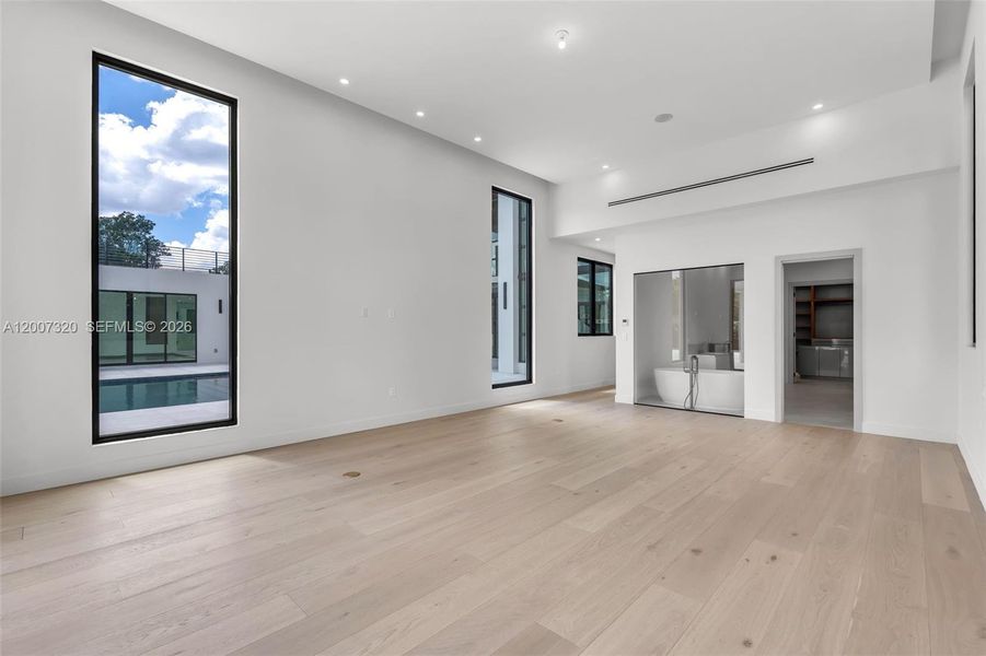 Spacious, unfurnished interior of a new home in , Pinecrest (Image 18).