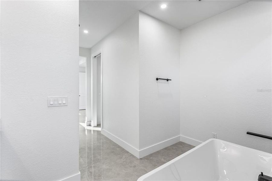 Spacious, unfurnished interior of a new home in , Cape Coral (Image 31).