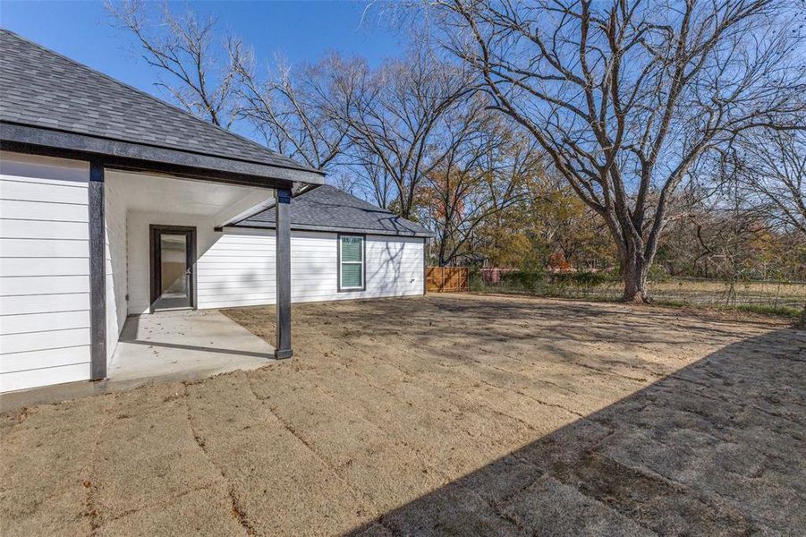 Exterior details and patio area of a home in , Dallas (Image 3).
