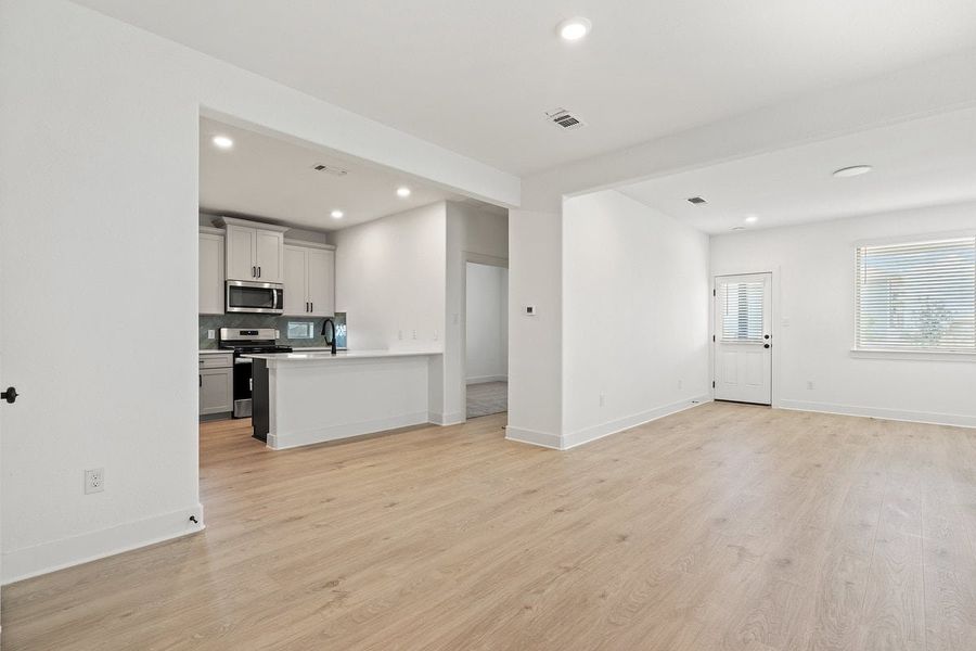 Spacious, unfurnished interior of a new home in Crosswinds, Kyle (Image 20).