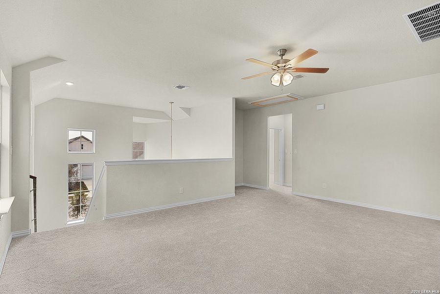 Spacious, unfurnished interior of a new home in Meyer Ranch - Enclave, New Braunfels (Image 14).