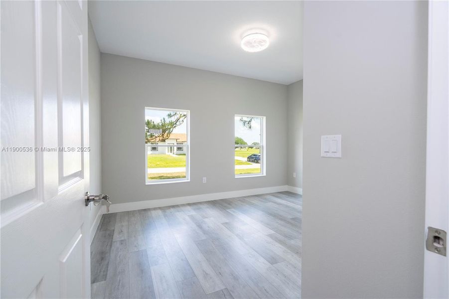 Spacious, unfurnished interior of a new home in , Sebring (Image 38).