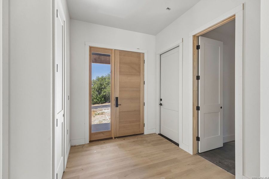 Spacious, unfurnished interior of a new home in , Horseshoe Bay (Image 6).