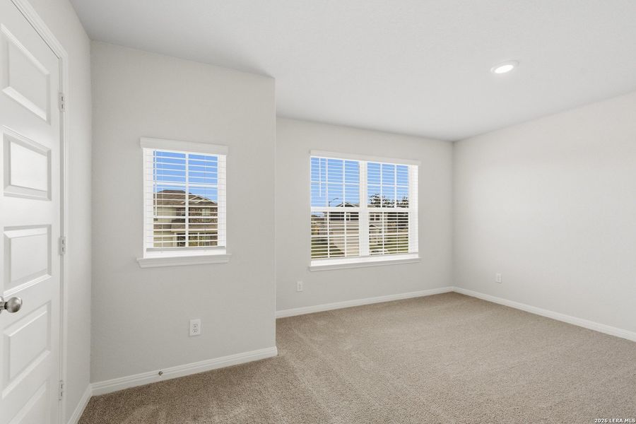 Spacious, unfurnished interior of a new home in Cinco Lakes, San Antonio (Image 9).