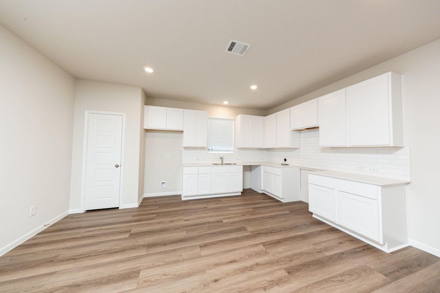 Spacious, unfurnished interior of a new home in Bammel Oaks, Houston (Image 15). Spacious, unfurnished interior of a new home in Bammel Oaks, Houston (Image 15).