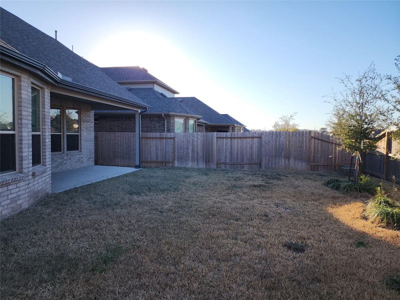 Exterior details and patio area of a home in Rosehill Lake, Magnolia (Image 3).