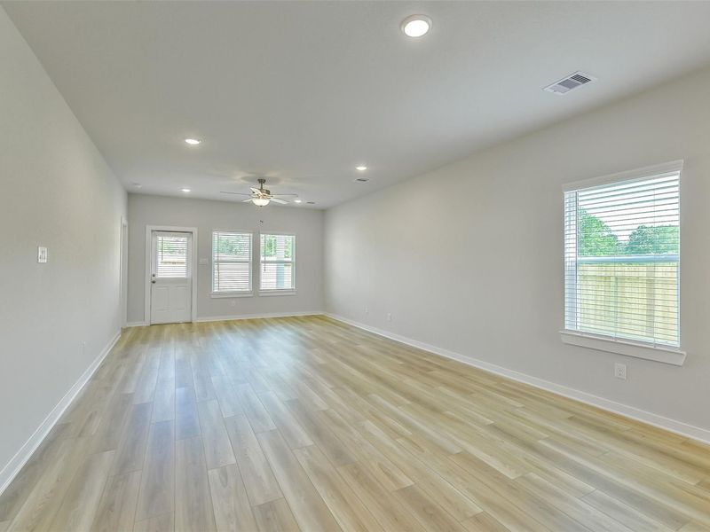 Spacious, unfurnished interior of a new home in Caney Creek Place, Conroe (Image 32).
