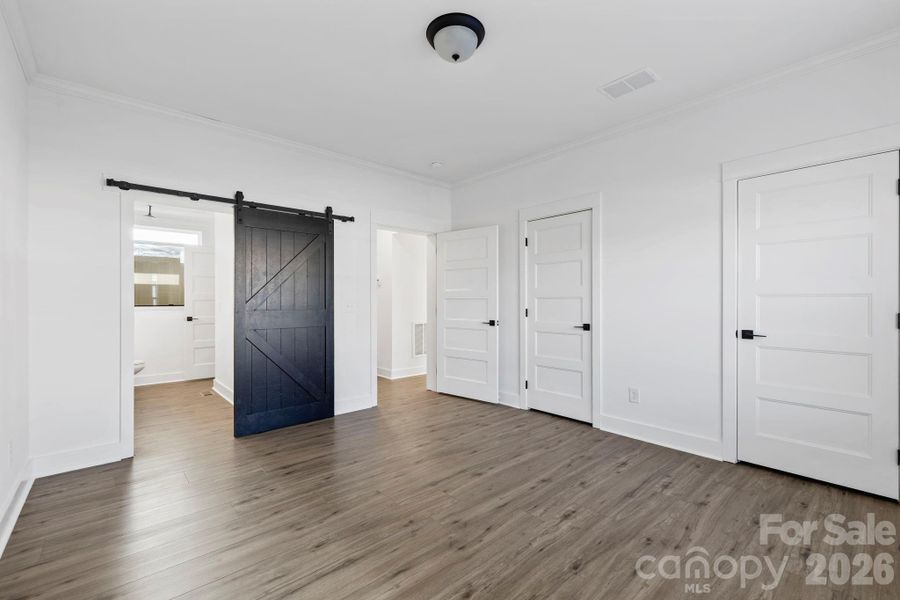 Main Level Primary suite w/ 2 closets & Barn Door to Ensuite bathroom