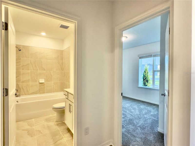 Spacious, unfurnished interior of a new home in Parkside Trails, Clermont (Image 18).