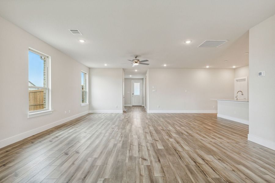 Spacious, unfurnished interior of a new home in Dove Hollow, Waxahachie (Image 22).