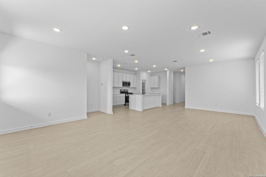 Spacious, unfurnished interior of a new home in Espada, San Antonio (Image 16).