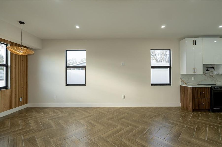 Spacious, unfurnished interior of a new home in , Tampa (Image 24).