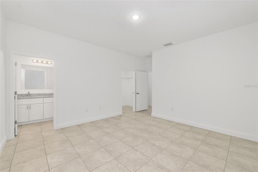 Spacious, unfurnished interior of a new home in , Citrus Springs (Image 37).