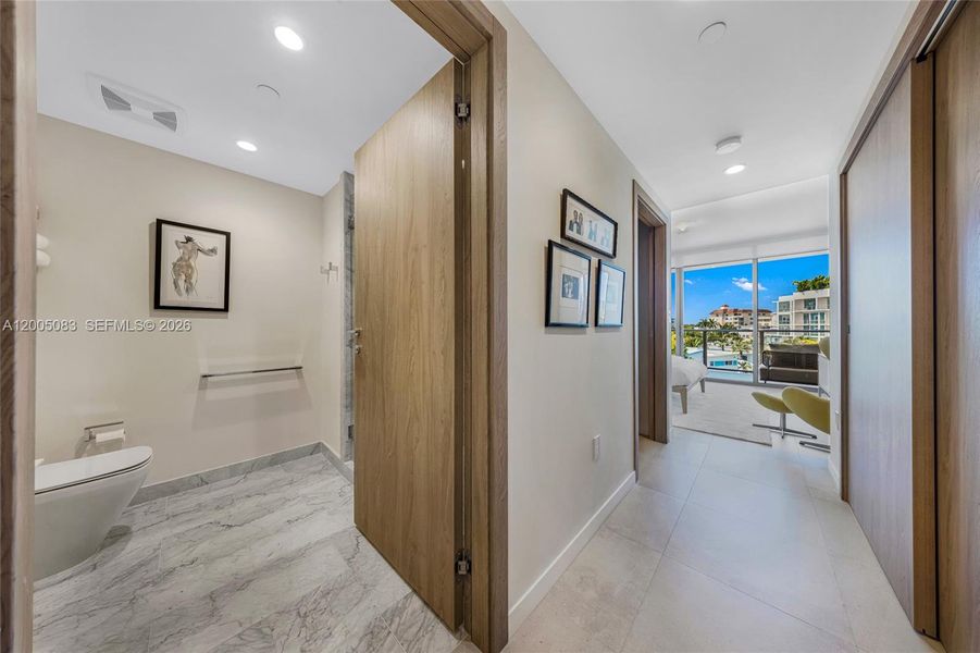 Spacious, unfurnished interior of a new home in Onda, Bay Harbor Islands (Image 22).