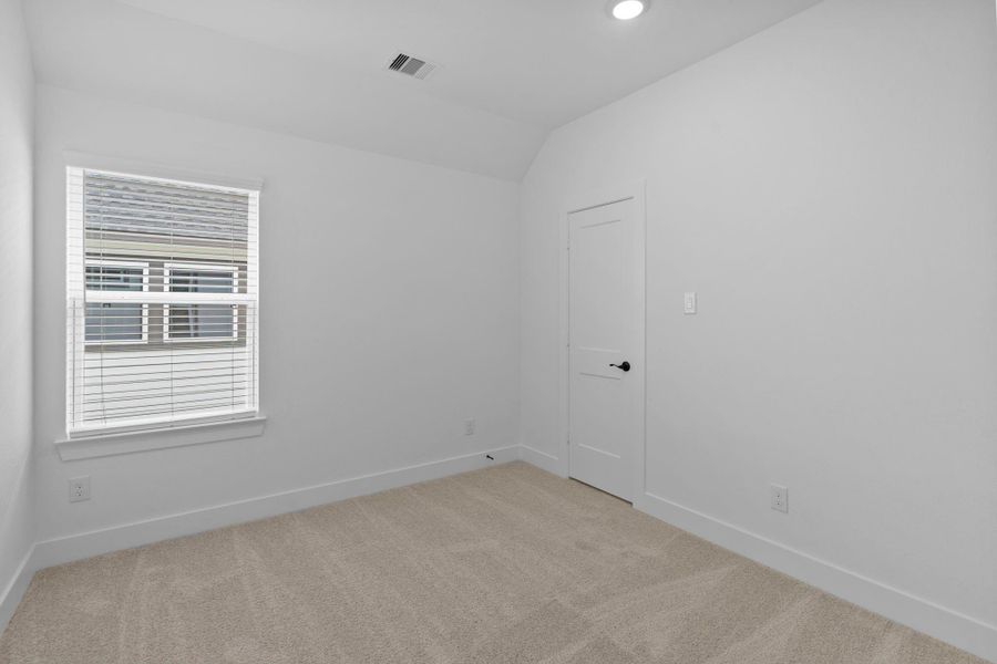 Spacious, unfurnished interior of a new home in Sienna 45's, Missouri City (Image 9).