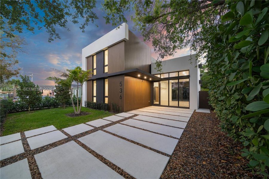 Exterior details and patio area of a home in , Miami (Image 27).