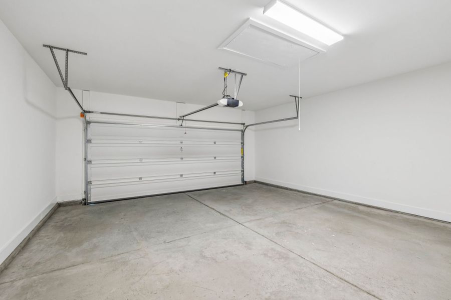 Spacious, unfurnished interior of a new home in Del Webb Barton Village, Lebanon (Image 33).