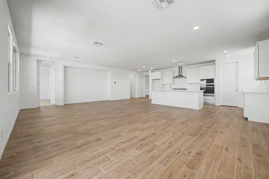 Spacious, unfurnished interior of a new home in Las Ventanas, Goodyear (Image 11).