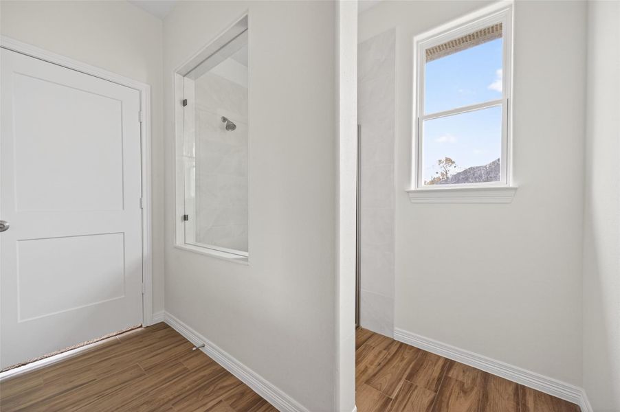 Spacious, unfurnished interior of a new home in , Hempstead (Image 19).