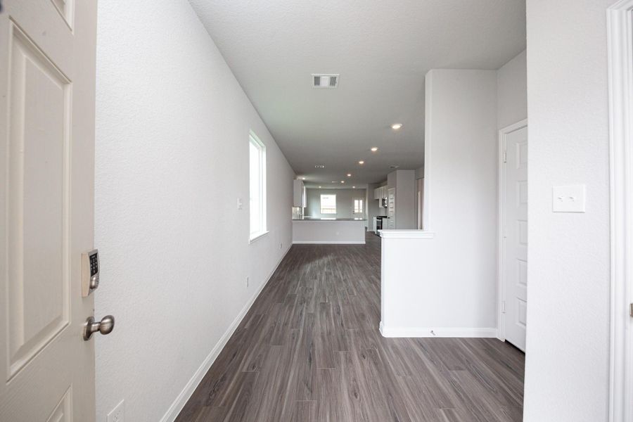 Spacious, unfurnished interior of a new home in Cliffstone Hills, Conroe (Image 25).