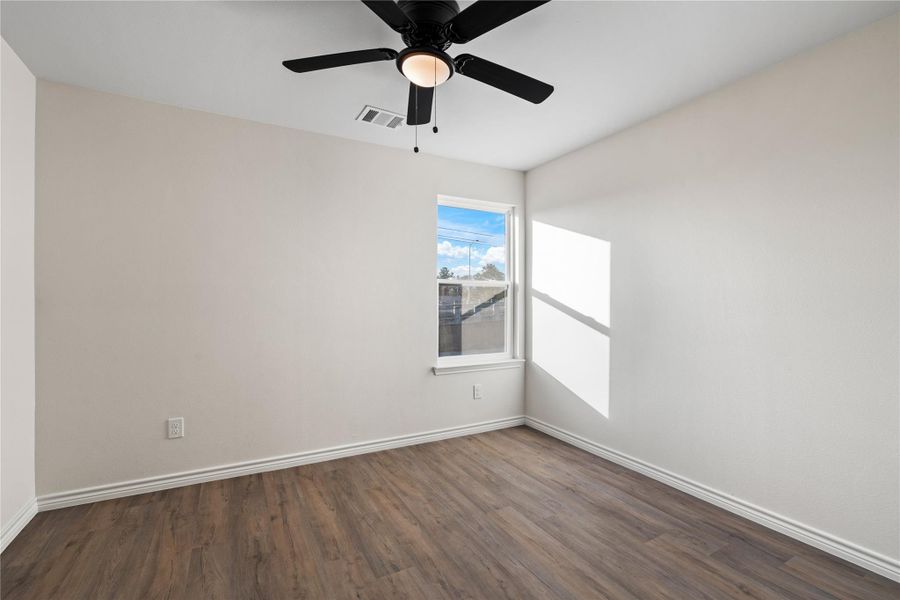 Secondary bedroom with ample space and a neutral palette, allowing for easy personalization