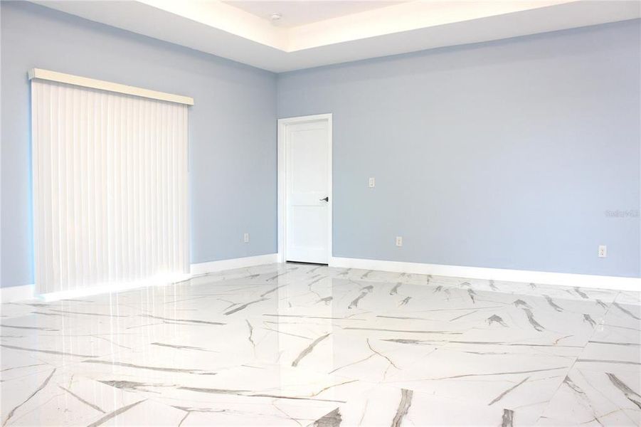 Spacious, unfurnished interior of a new home in , Tampa (Image 41).