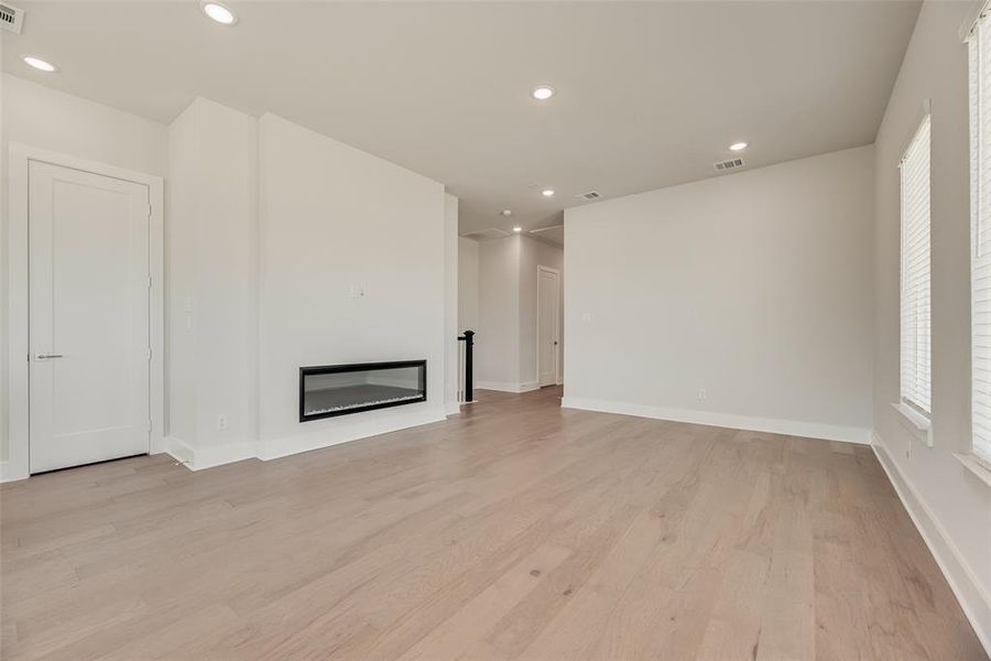 Spacious, unfurnished interior of a new home in Collin Creek, Plano (Image 20).
