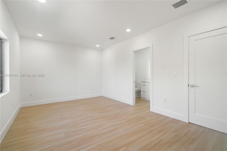 Spacious, unfurnished interior of a new home in , Key Largo (Image 32).
