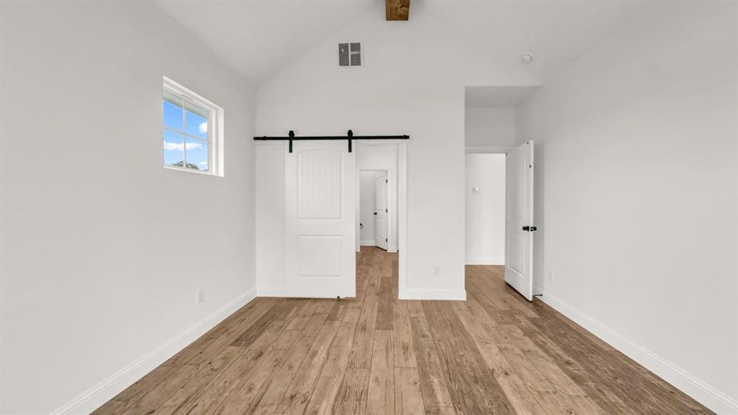 Spacious, unfurnished interior of a new home in Oak Water Ranch, Granbury (Image 14).