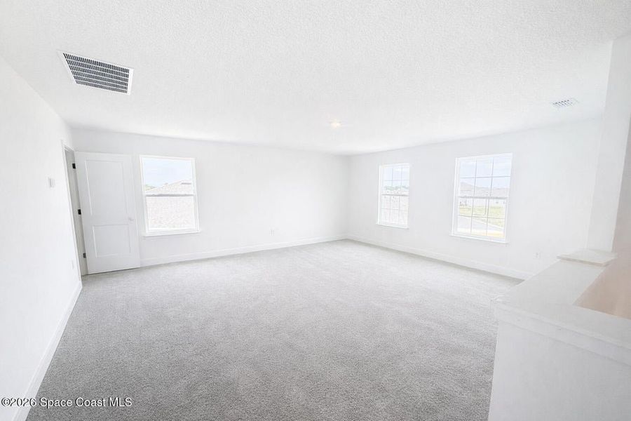 Spacious, unfurnished interior of a new home in St. John's Preserve, Palm Bay (Image 16).