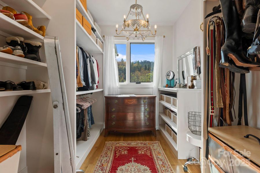 Spacious and Stunning Walkin Closet