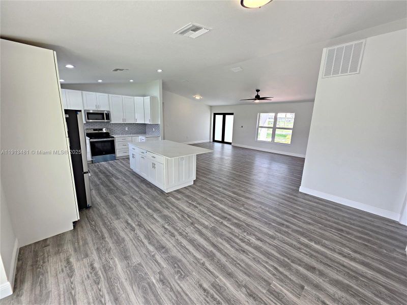 Spacious, unfurnished interior of a new home in , Lake Placid (Image 16).