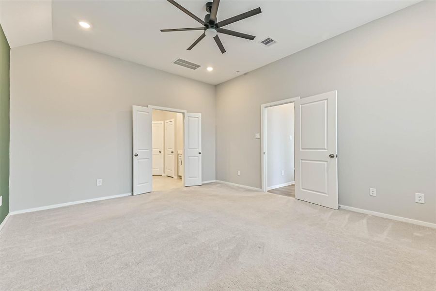 Spacious, unfurnished interior of a new home in Lago Mar, Texas City (Image 40).
