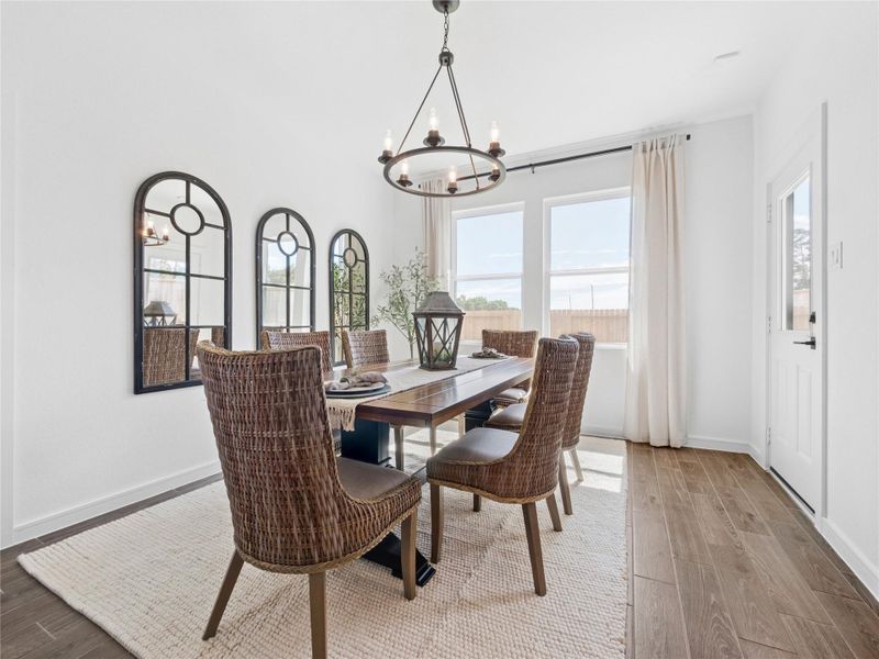 Sun-lit dining area (*Photo not of actual home and used for illustration purposes only.) Sun-lit dining area (*Photo not of actual home and used for illustration purposes only.)