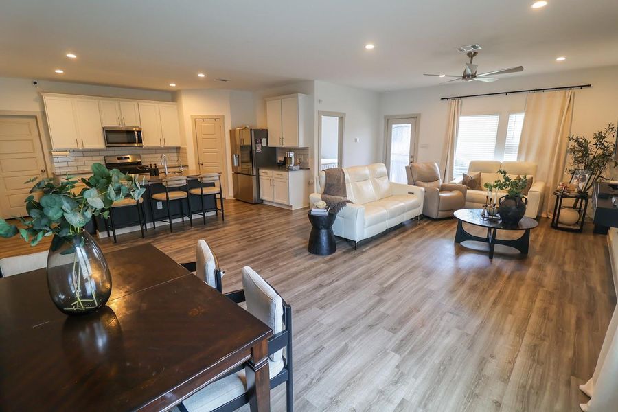 Tons of space! Open floor plan! Perfect for hosting! Tons of space! Open floor plan! Perfect for hosting!