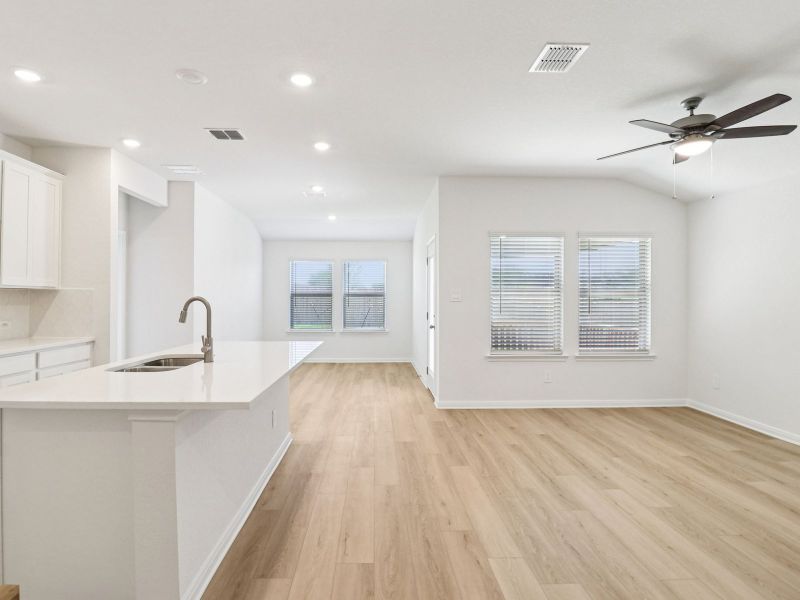 Spacious, unfurnished interior of a new home in Remington Ranch, San Antonio (Image 18).